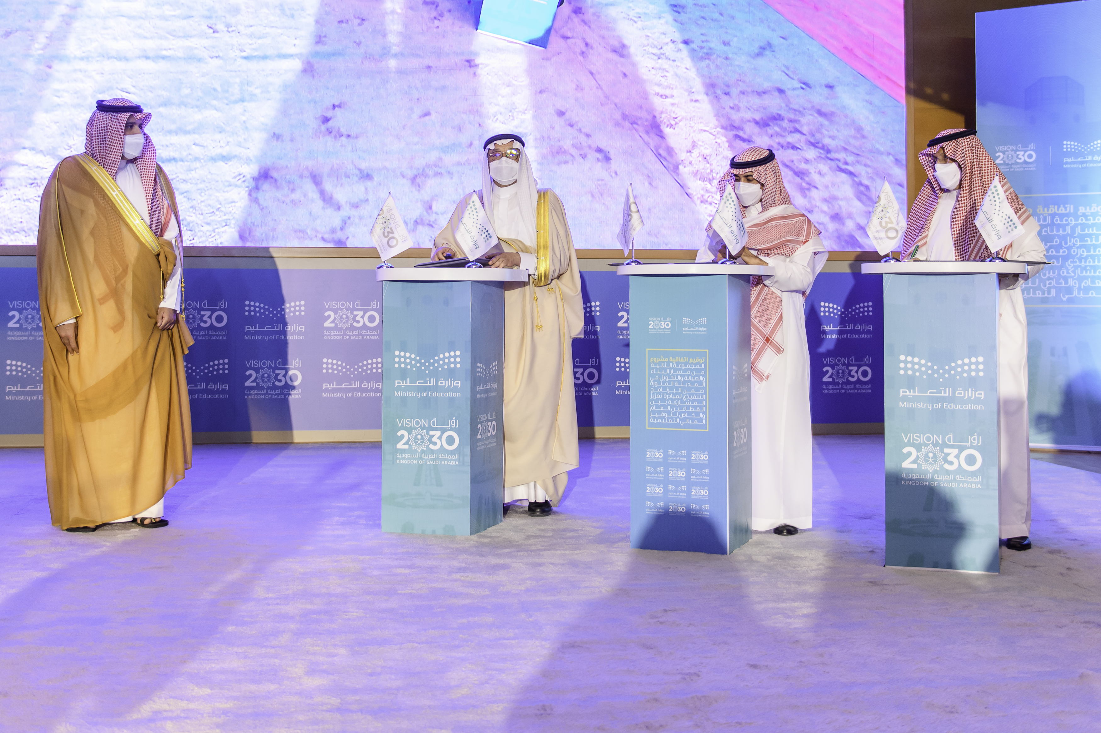 معالي وزير التعليم توقيع المجموعة الثانية 