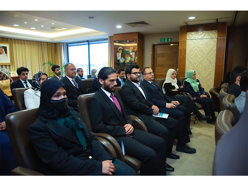 wzyr-alt'elym-yltqy-altlbh-als'ewdyyn-aldarsyn-fy-brytanya-l