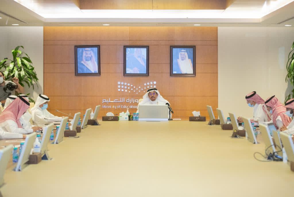 التقى معالي وزير التعليم رؤساء الجامعات واطلع على استعدادات العام الجامعي الجديد