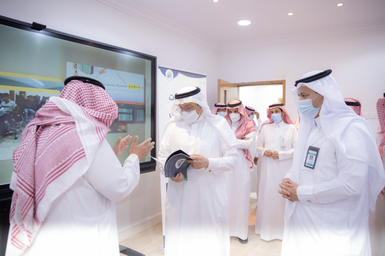 وزير التعليم يزور عدداً من مدارس التعليم العام في محافظة الأحساء