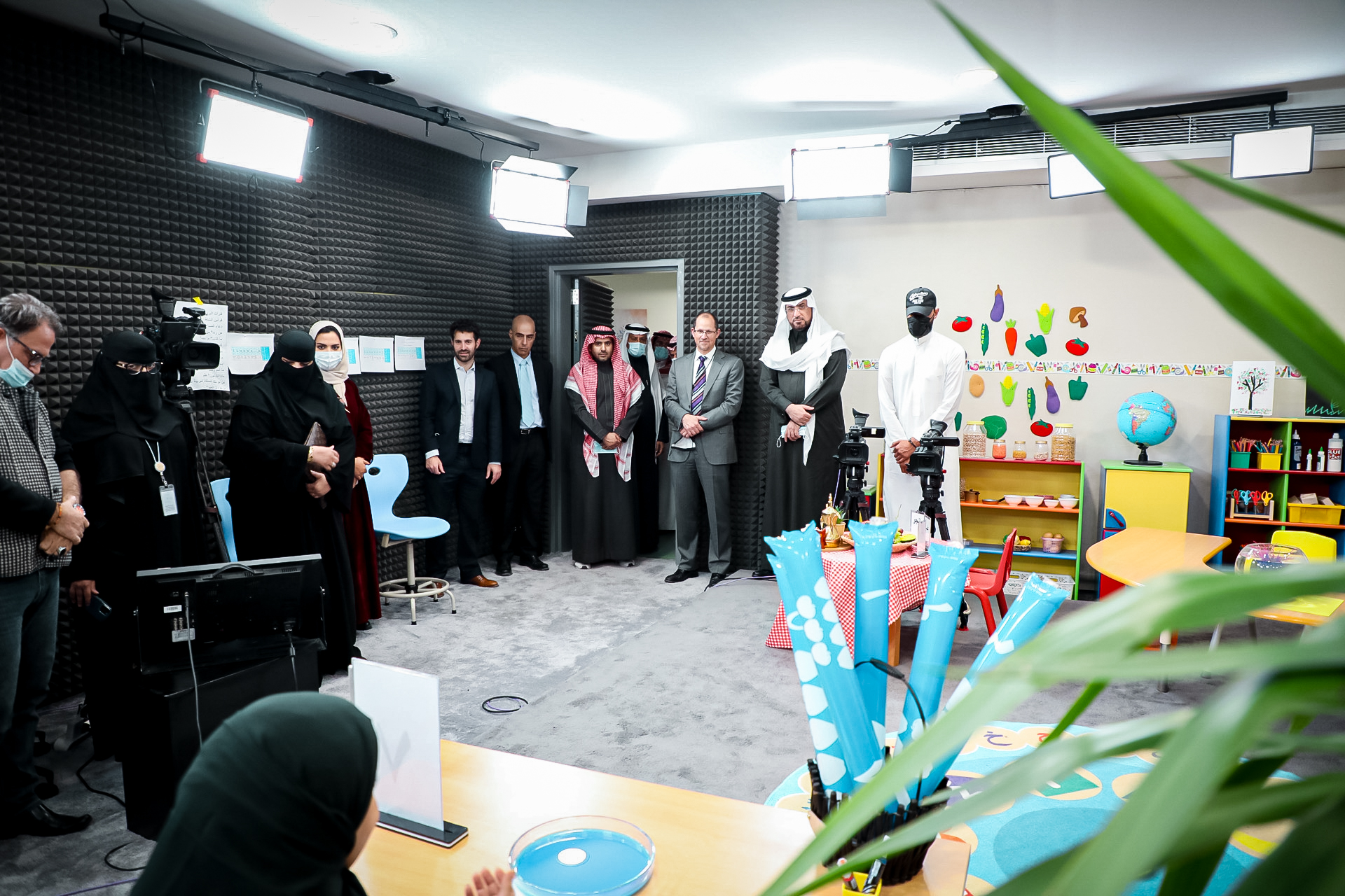  جيف ماجيونكالدا  خلال زيارته مدرسة البث الفضائي