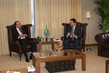 معالي الأستاذ فيصل بن عبدالرحمن بن معمر نائب وزير التربية والتعليم و سعادة الملحق الثقافي الأستاذ الدكتور غازي المكي