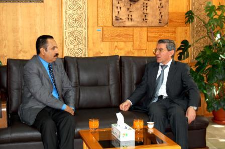 سعادة الملحق الثقافي الأستاذ/ عبد الله الركبان مع معالي رئيس الجامعة الدكتور محمد المعلا