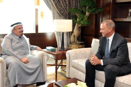 معالي وزير التعليم العالي الدكتور خالد بن محمد العنقري مع سعادة السفير الهولندي السيد رونالد سكيرتر