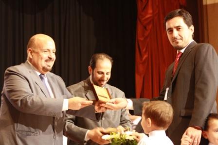 وزير التعليم العالي يكرم 200 طالب وطالبة من خريجي الجامعات الماليزية