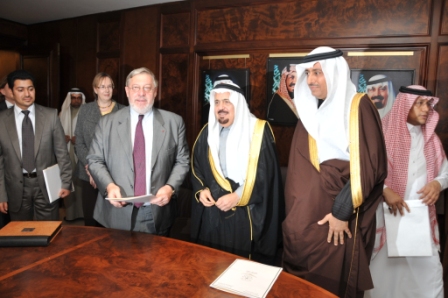 د/ العنقري يدشن المعرض 