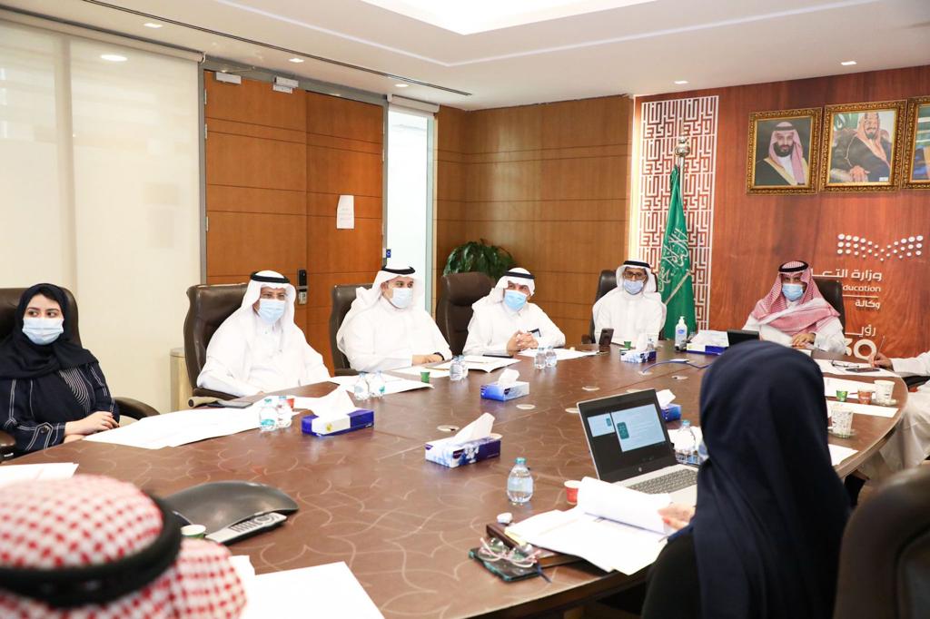 ترأس وكيل وزارة التعليم للتعليم العام رئيس اللجنة الإشرافية للاحتفال باليوم الوطني د.محمد بن سعود المقبل اجتماعاً تحضيرياً لمناق