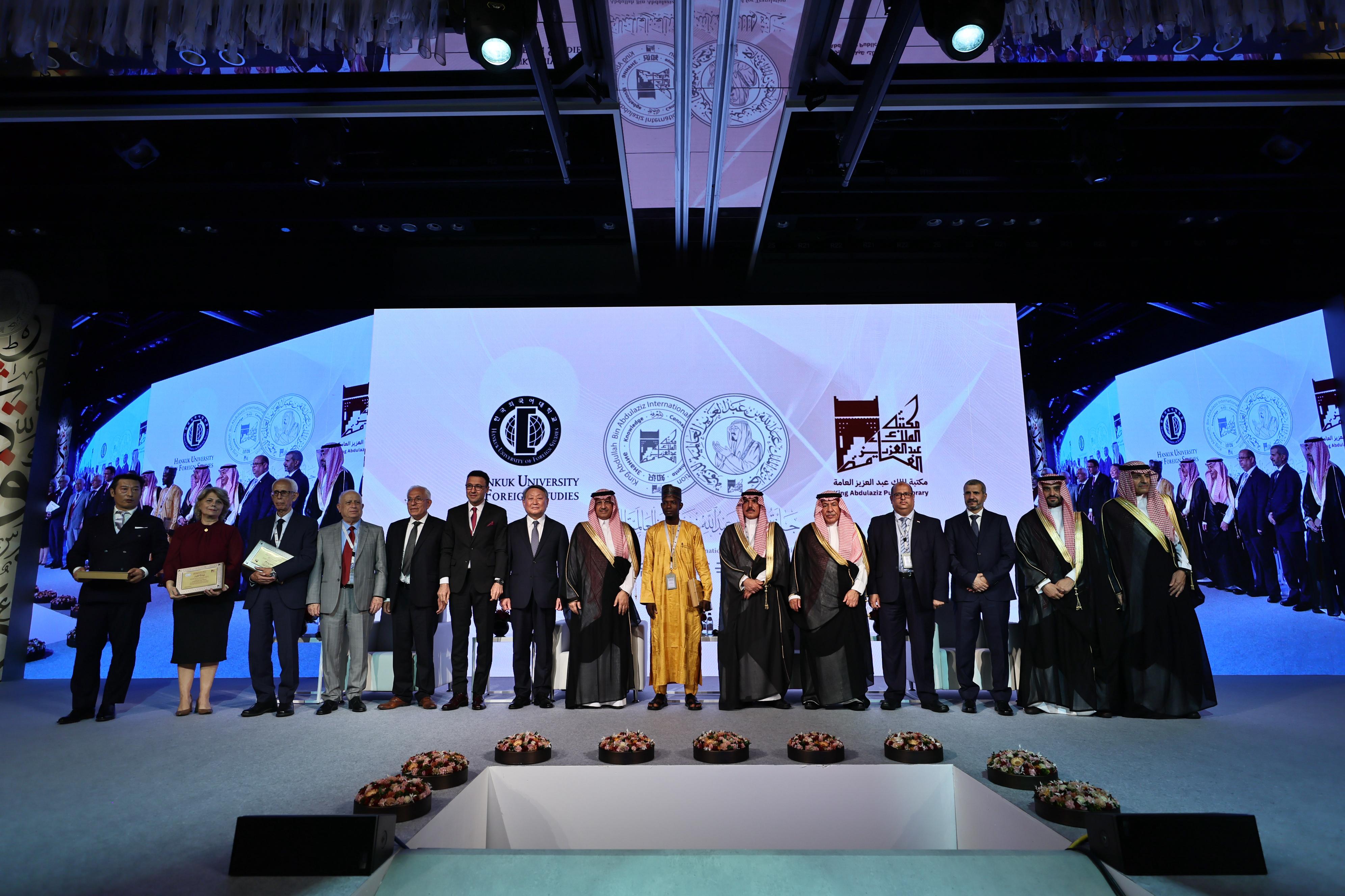 مجلس امناء صورة جماعية.jpg