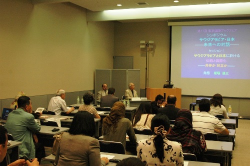 الحضور أثناء الندوة