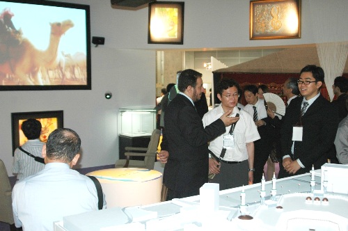 زوار الجناح ابدو إعجابهم بإمكانيات الحرمين الشريفين وتسائولاتهم تنم عن حرصهم على معرفتهم للسعودية بشكل دقيق