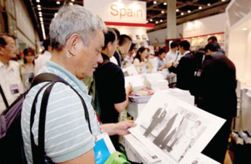 جانب من زوار المعرض