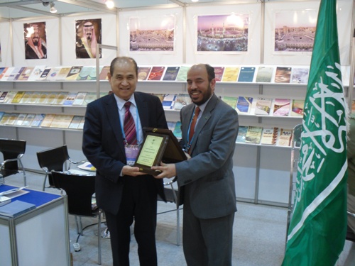 الدكتور العيار يقدم  درعاً تقديرياً لرئيس جمعية الناشرين الكوريين ورئيس اللجنة المنظمة للمعرض نظراً للتنظيم الرائع