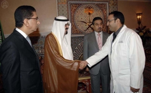 خادم الحرمين الشريفين أثناء لقائه المبتعثين