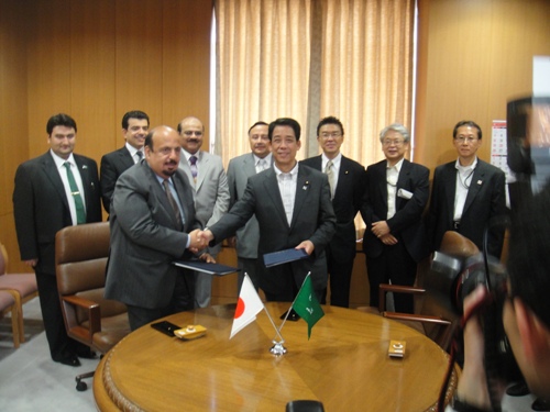 وزير التعليم العالي يوقع مذكرة تعاون مع نظيره الياباني