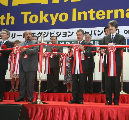 الأمير اكيشينوميا ومعالي الدكتور خالد العنقري أثناء قص شريط الإفتتاح