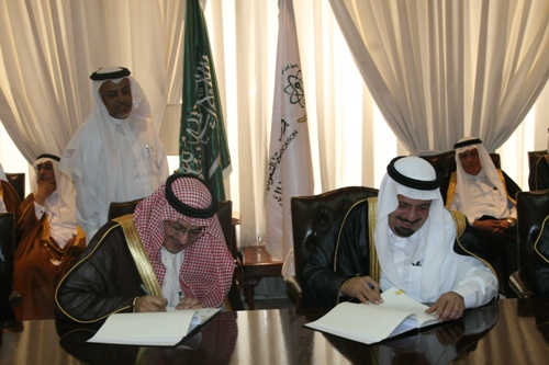 وزير التعليم العالي يوقع عقود إنشاء كليات ومنشآت جامعية مساندة بـ 766 مليون ريال 