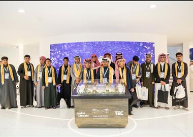 الطلبة في معرض الدفاع العالمي و جناح وزارة التعليم