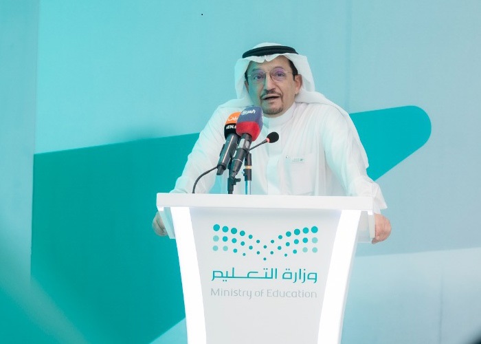 دشن منصة "قادة المستقبل" لاختيار القيادات التعليمية ممن هم على رأس العمل